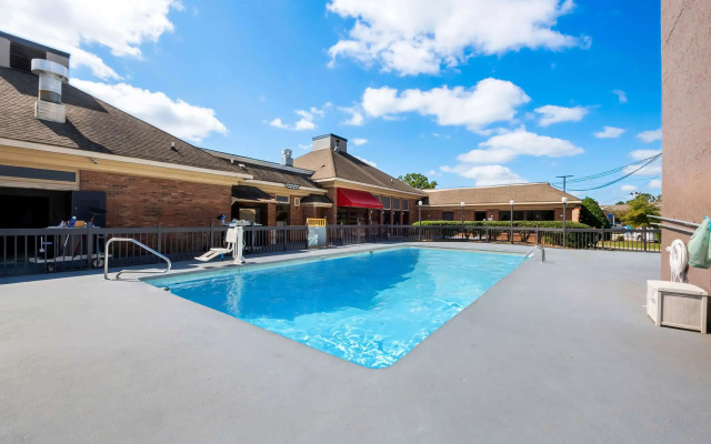 Quality Inn & Suites Fayetteville I-95