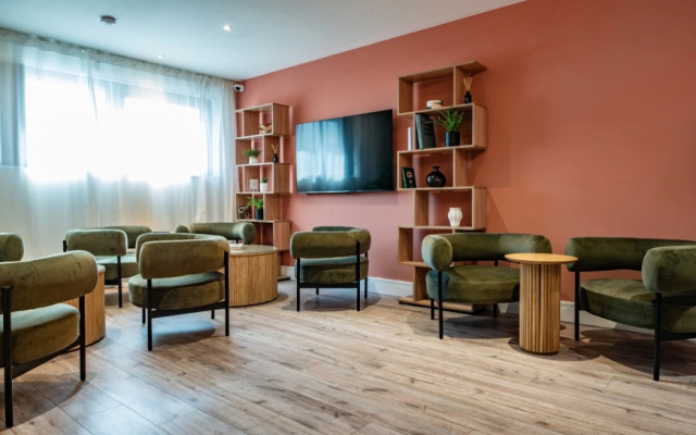 Charles Hope Apartments - Brentford