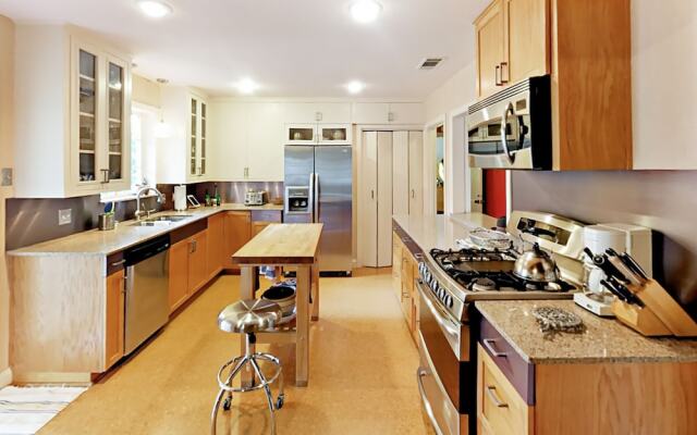 Light-Filled Charmer - 2 Br Home