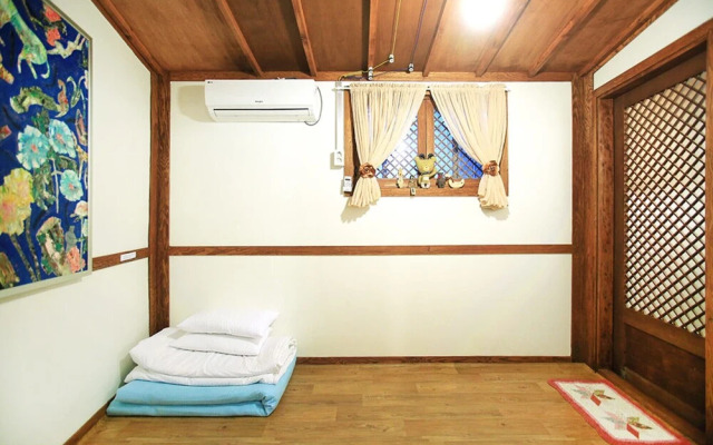 Jeonju Mongyuhwawon Hanok Stay
