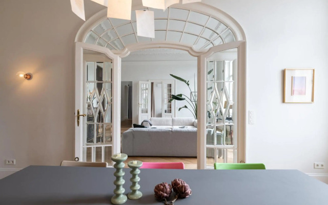 2200SQFT Luxury Apartment in City Center