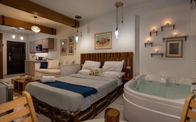 Jacuzzi Studio @ The Pyramids Free Airport Pickup