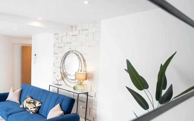Super Luxe 2 Bed Apartment Torquay - Stunning Harbour View - Near Babbacoombe & Beach.