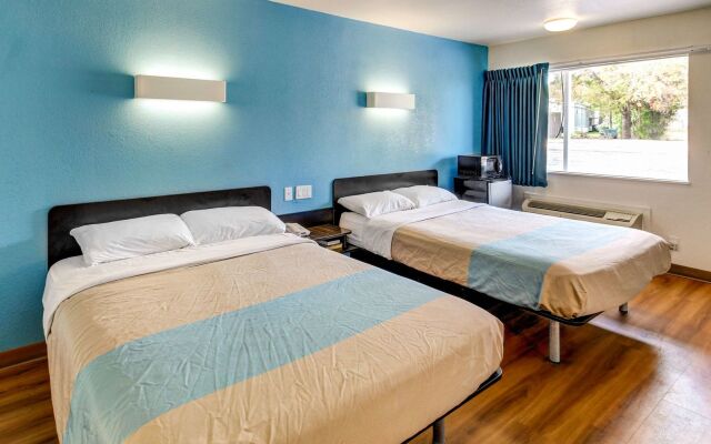 Motel 6 Waco, TX - Lacy Lakeview