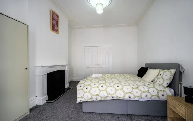 Seaside - House - Sleeps 10 - Parking - Garden