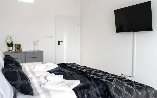 Apartment by Dziwna River With Pool Access