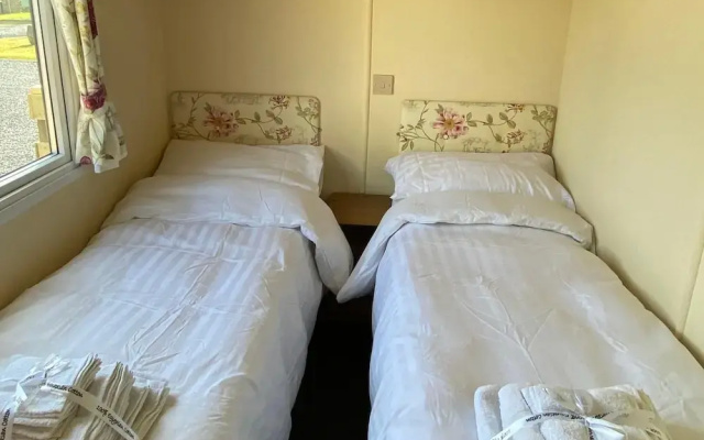 Caravan - Sleeps 4 - Pet Friendly - Parking