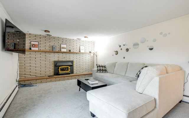 Deck & Seasonal Pool: Spacious Home Near Buffalo!