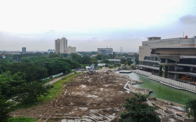 Classy 1BR Apartment with Pool View at Grand Sungkono Lagoon