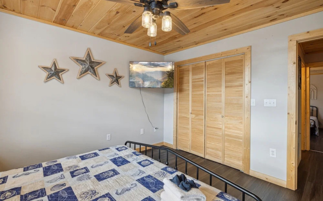 Majestic Valley View 3 Bedroom Cabin by RedAwning