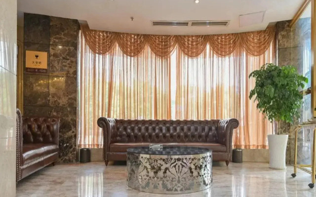 Dazhou Pengfei Grand Hotel (Dazhou Renhe New Town Railway Station)