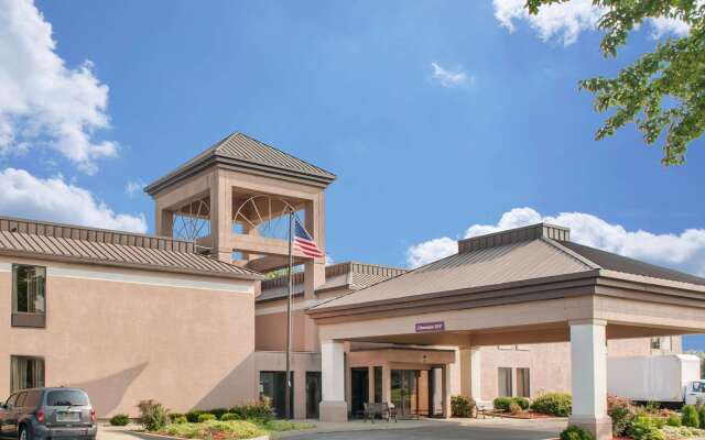 Quality Inn & Suites Near Amish Country