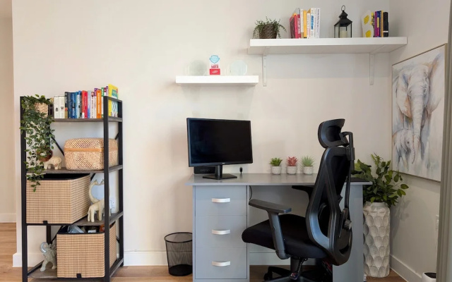 Amazing Flat With Free Parking and Balcony