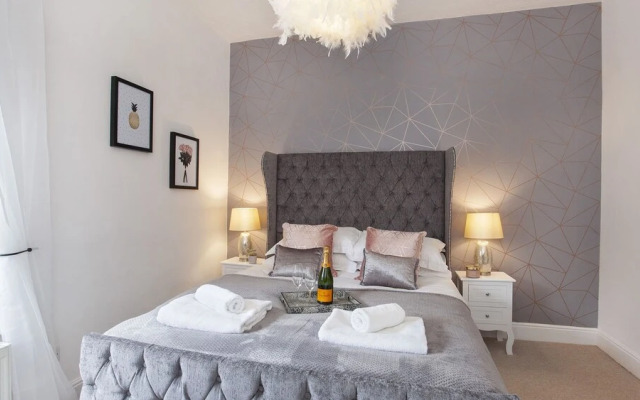 Riverside Walk House