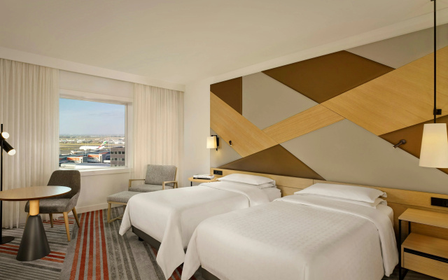 Sheraton Amsterdam Airport Hotel and Conference Center - Image 2