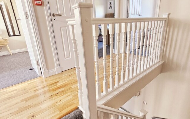 Modern 5 Bed Townhouse with Free Parking