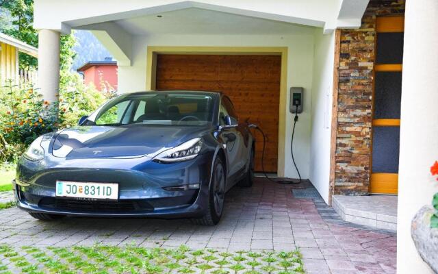 Almchalet Alpenflora