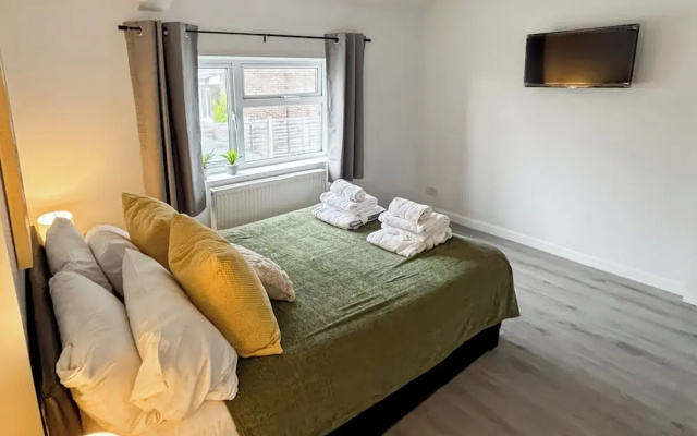 Charming Retreat With Hot Tub & Sauna Sleeps 4