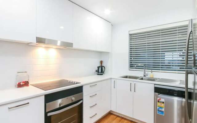 Modern 2 Bedroom River View Apartment in Docklands