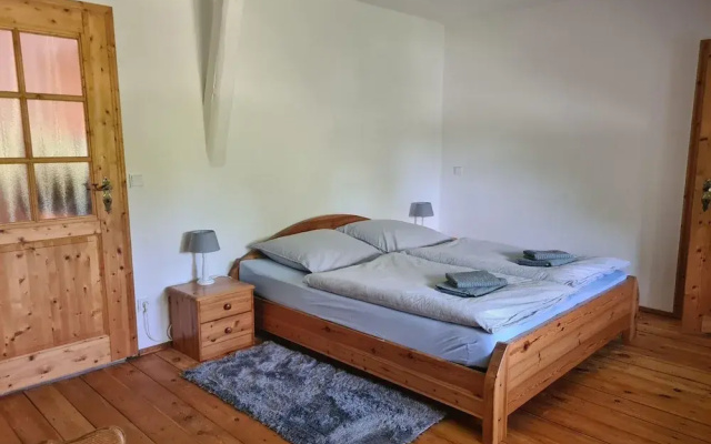 Retreat With Garden & Family Amenities