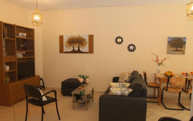 Tritsa House, 3-bedroom apt next to Corfu Town and airport