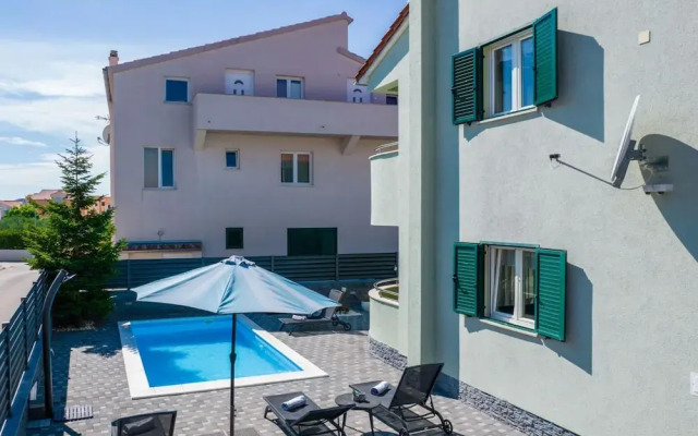 Villa S