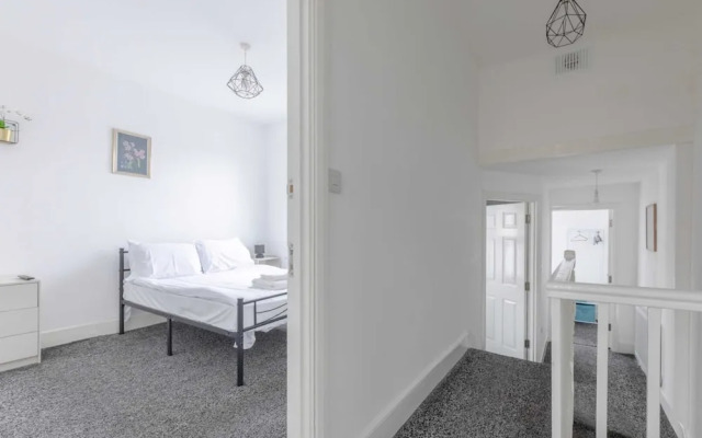 Spacious & Newly Renovated 4BD House East Ham!