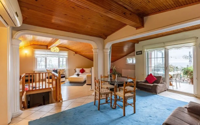 Amazing House With Sea View in Bakirkoy