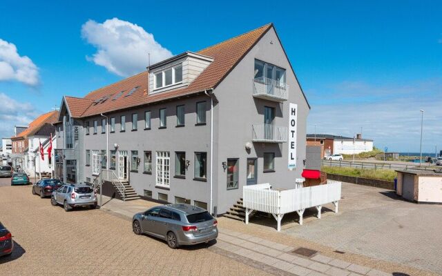Eight-Bedroom Holiday home in Hvide Sande
