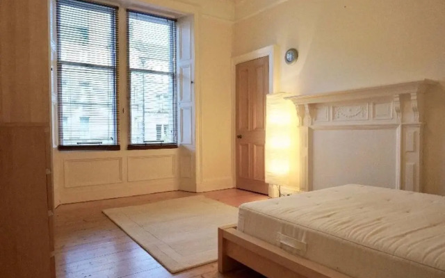 Stylish 3-Bedroom Period Apt Close To City Centre