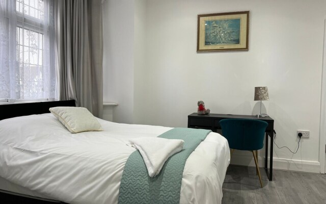 Inviting 2-bed Apartment in Ilford