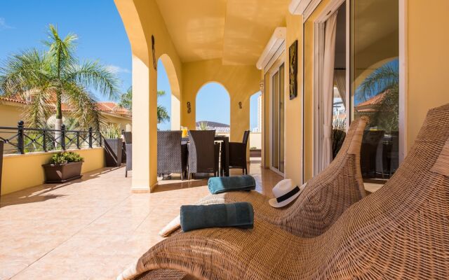 TROPICAL VILLA! Sea Front Terrace!