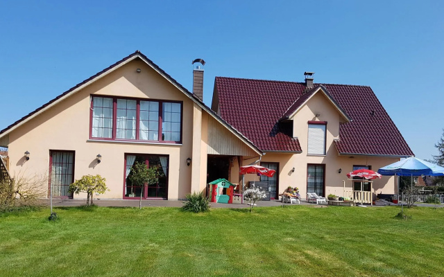 Reizendes Ferienhaus mit Swimmingpool Naehe Ostsee