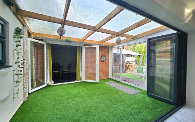 Stylish 6-bed Retreat With Parking and Jacuzzi