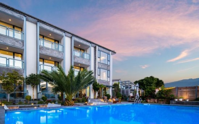 Tranquil Haven: Blossoms and Full Moon with Mountain and Sea Views Guesthouse (Dali Shuanglang) – Pool – Dali