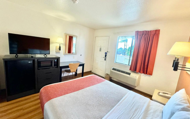 Motel 6 Bellflower, CA - Los Angeles