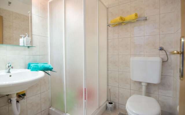 Višnja - Free Parking - B2