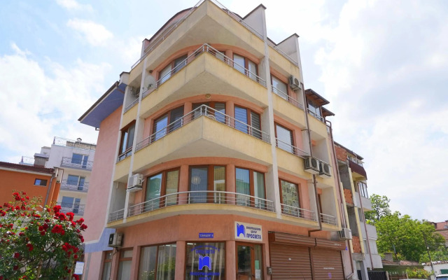 Shushi's Central Studio Apartment