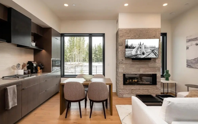 230 Lakelodge 1 Bedroom Condo