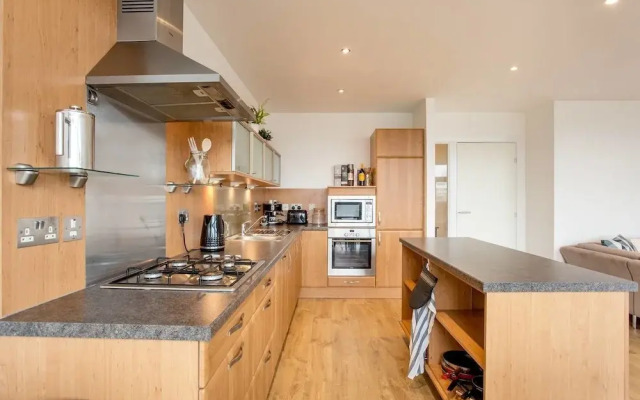 Bright Riverside Apt. w/ Terrace