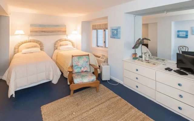 Dolphin Watch 3 Bedroom Condo by RedAwning