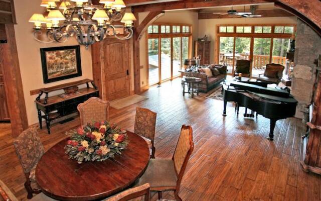 Pine Hollow by Stewart Mountain Lodging