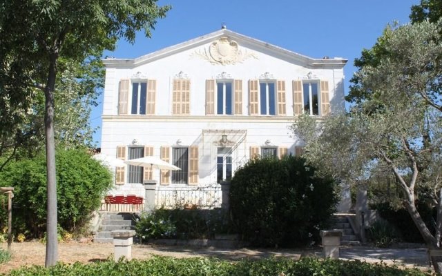 Villa croix du sud with swimming pool and park in Marseille Chalet 4