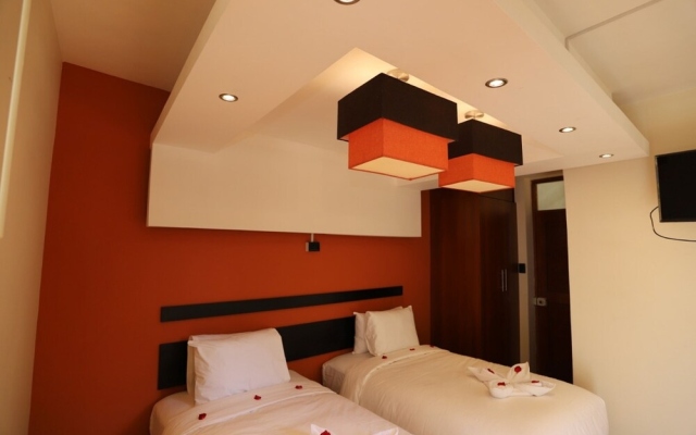 Capac Hotel II