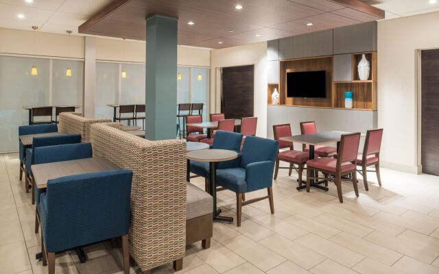 Holiday Inn Express & Suites Kingdom City by IHG