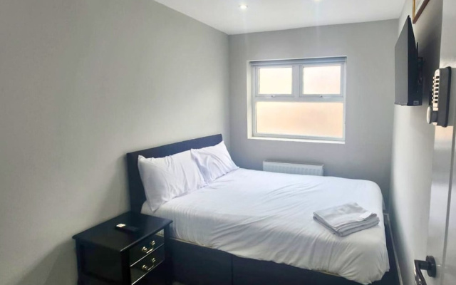 The Red Lounge House - sleeps 14