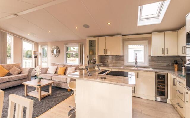 Juniper Lodge with Hot Tub