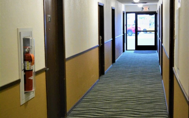 Bloomer Inn & Suites