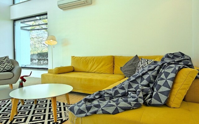 Lush Villa in Belavici with Pool & High-End Kitchen