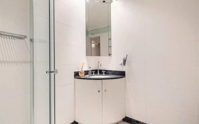 Spacious Designer 2 Bedroom Maisonette With Garden in Chelsea, London